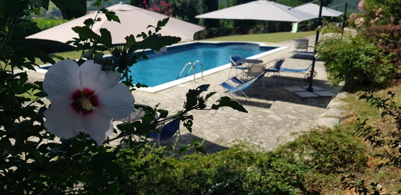 Case In Campagna Con Piscina A Τόντι Εξωτερικό φωτογραφία