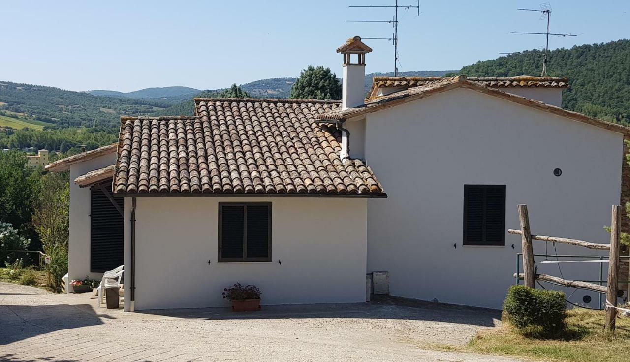 Case In Campagna Con Piscina A Τόντι Εξωτερικό φωτογραφία