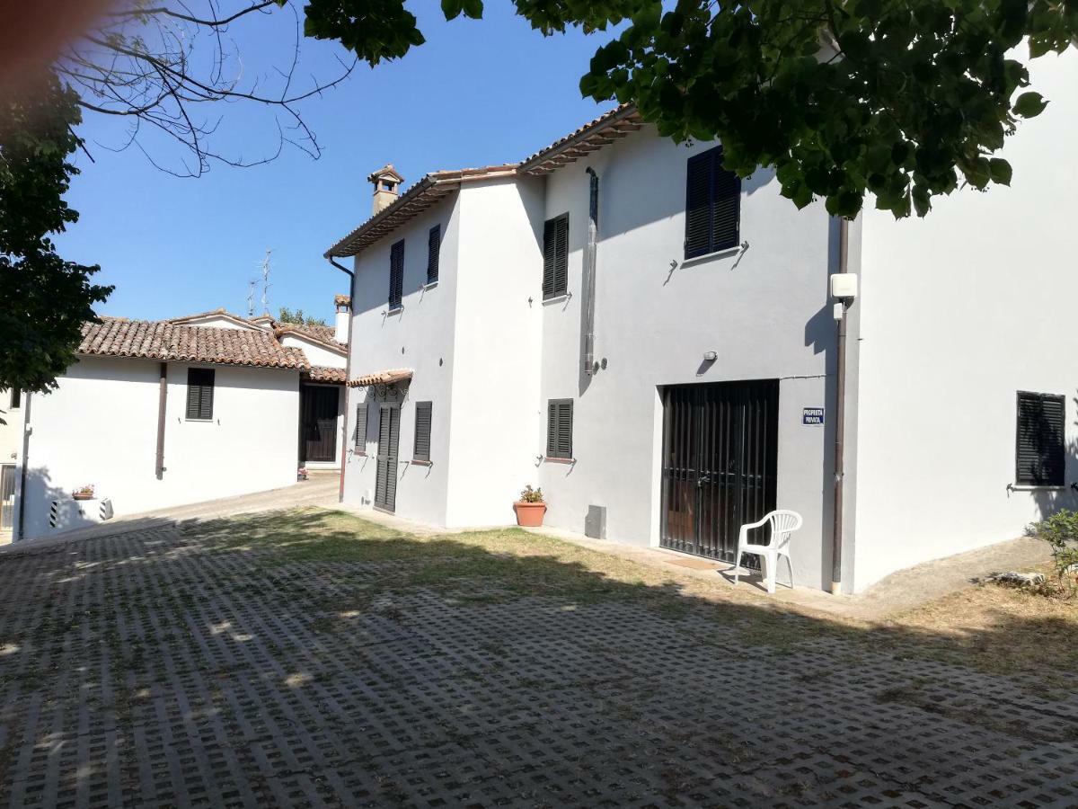 Case In Campagna Con Piscina A Τόντι Εξωτερικό φωτογραφία